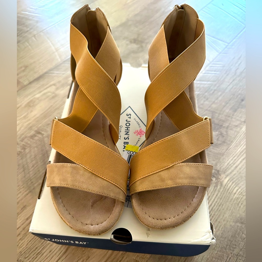 NWOT SZ 9 Tan (slight) wedge St. John’s Bay